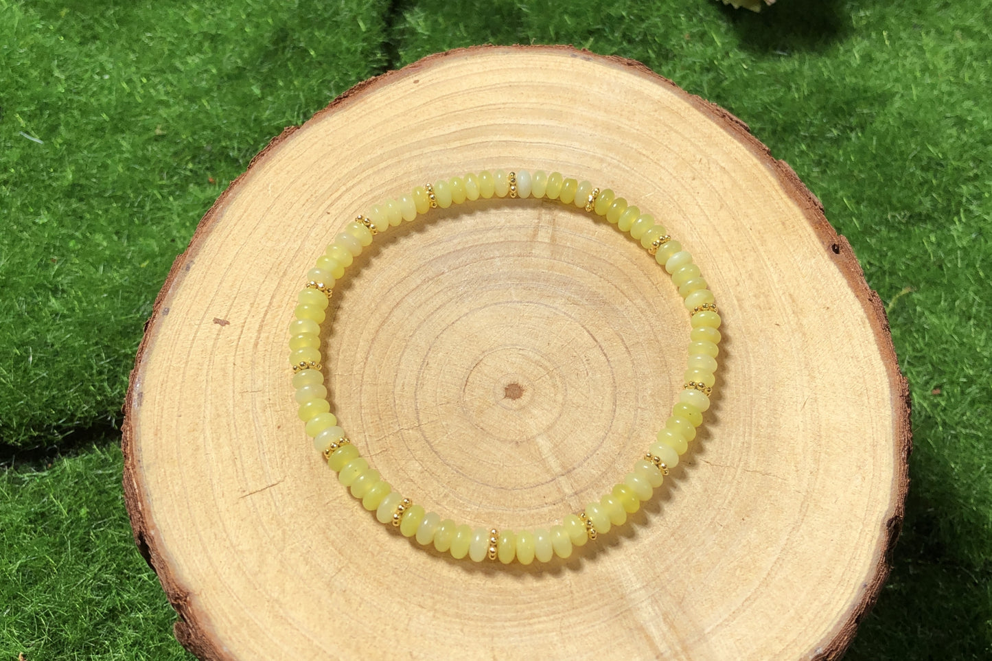 Armband aus natürlichem Zitronenjade, handgefertigt.