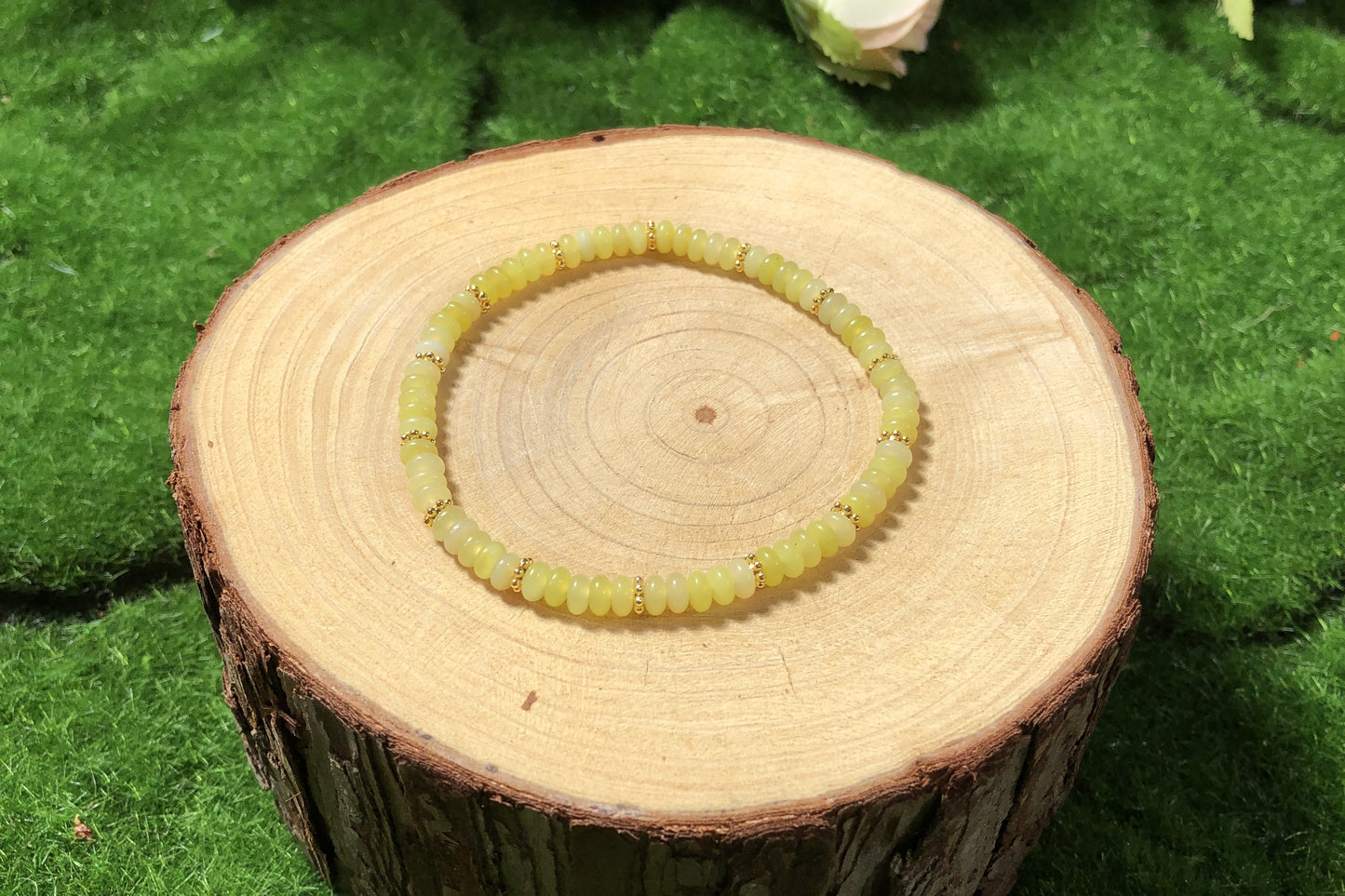 Armband aus natürlichem Zitronenjade, handgefertigt.