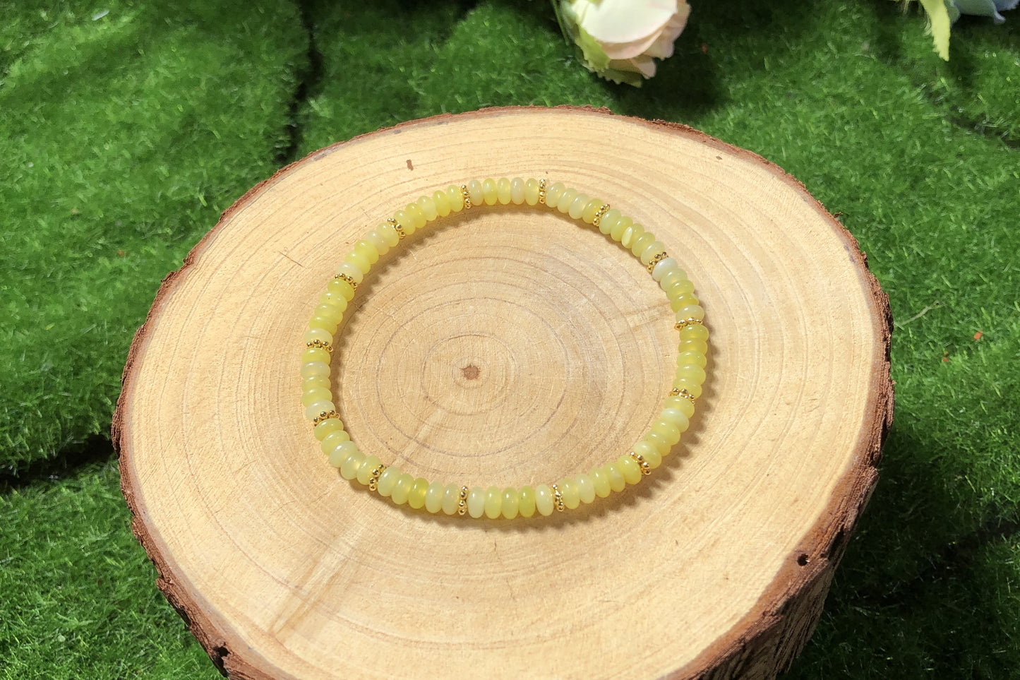 Armband aus natürlichem Zitronenjade, handgefertigt.