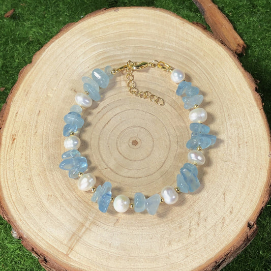 Armband aus natürlichen Süßwasserperlen und Aquamarinen, handgefertigt.