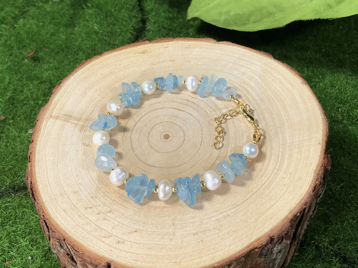 Armband aus natürlichen Süßwasserperlen und Aquamarinen, handgefertigt.