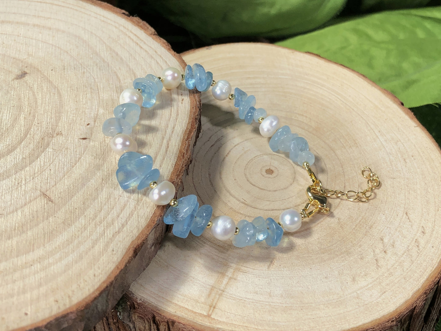 Armband aus natürlichen Süßwasserperlen und Aquamarinen, handgefertigt.