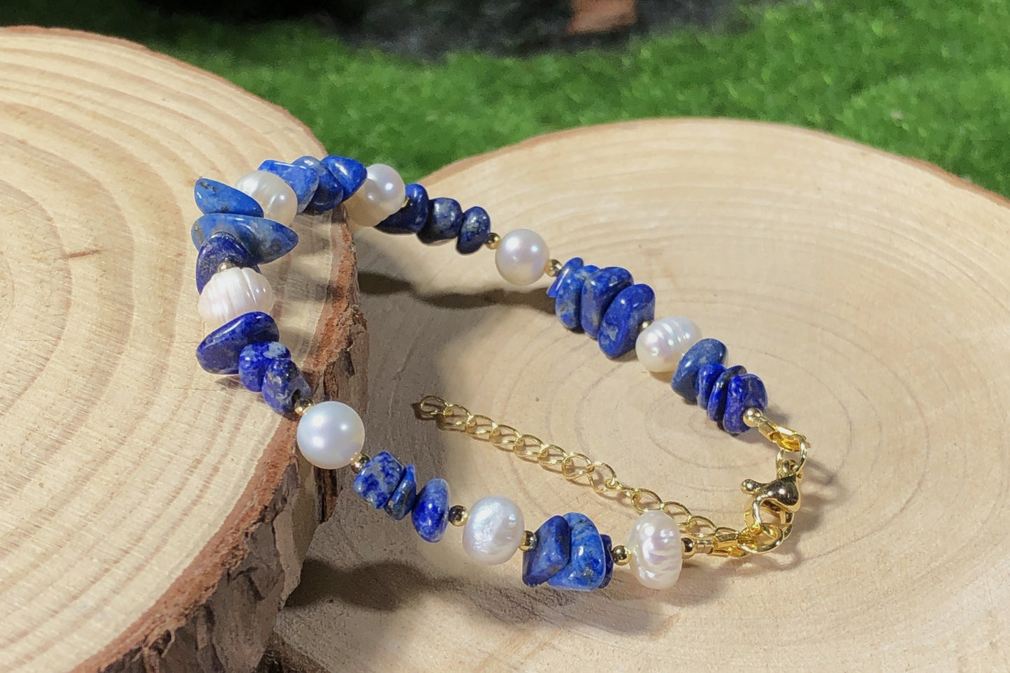 Armband aus natürlichen Süßwasserperlen und Lapislazuli, handgefertigt.