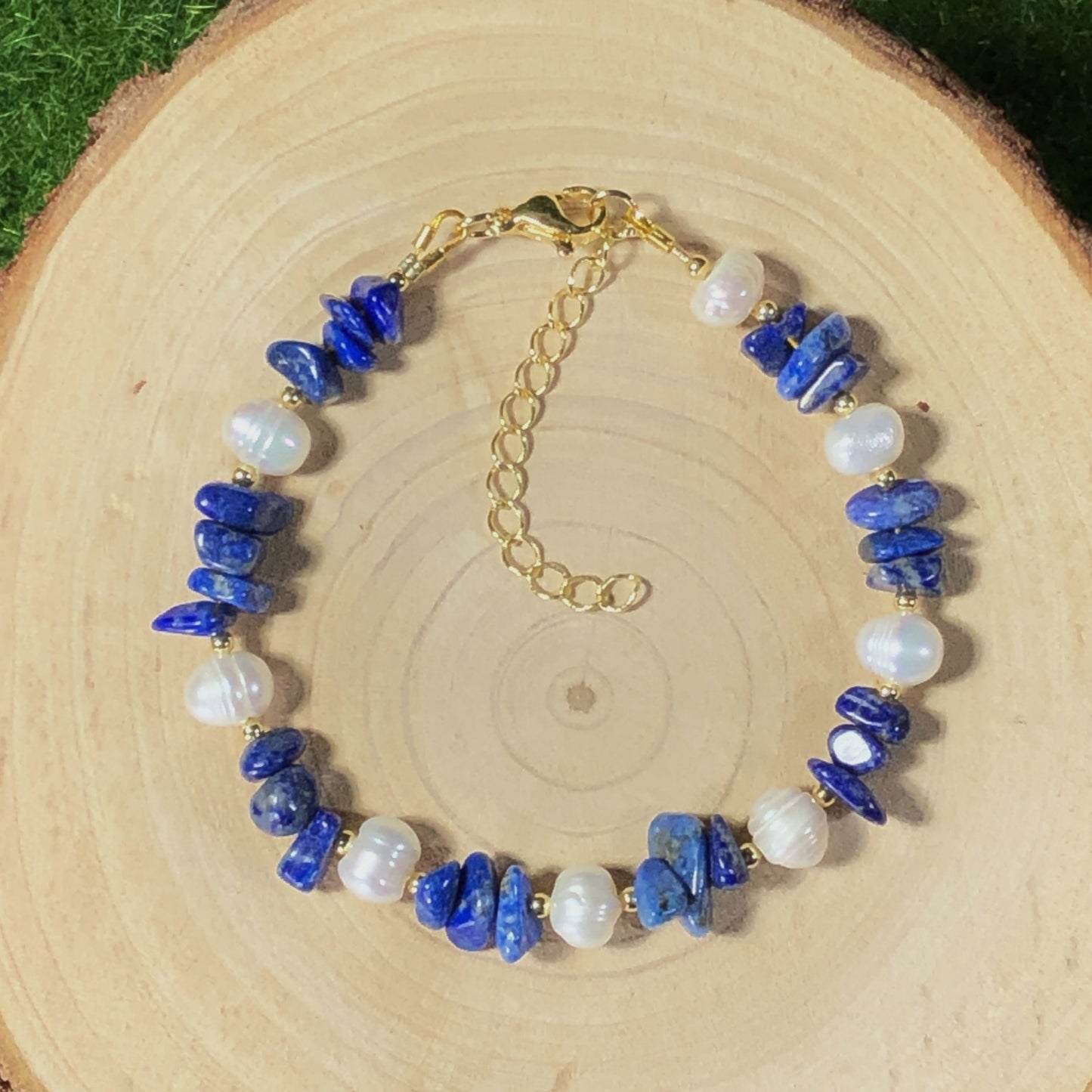 Armband aus natürlichen Süßwasserperlen und Lapislazuli, handgefertigt.