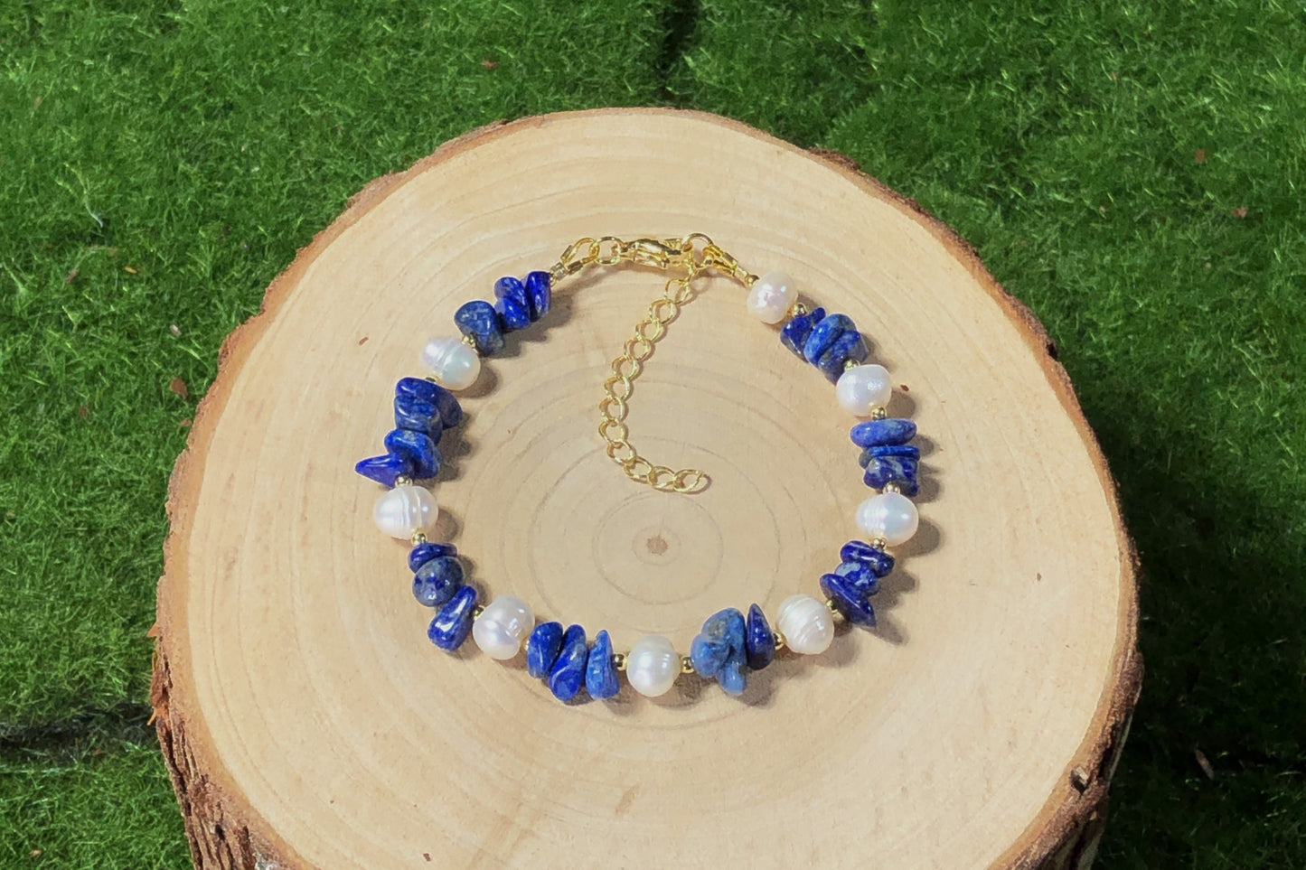 Armband aus natürlichen Süßwasserperlen und Lapislazuli, handgefertigt.