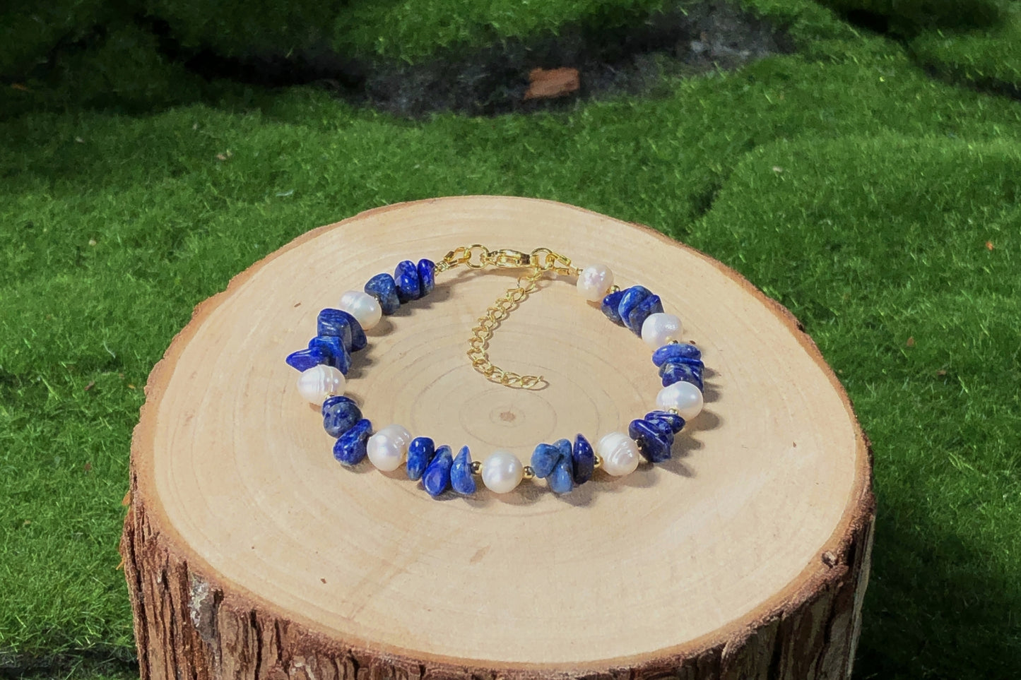 Armband aus natürlichen Süßwasserperlen und Lapislazuli, handgefertigt.