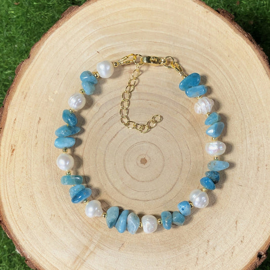 Armband aus natürlichen Süßwasserperlen und blauem Apatit, 14-karätig vergoldete Kupferkette, handgefertigt.