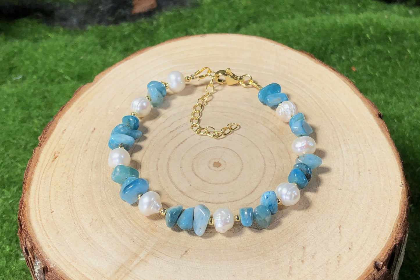 Armband aus natürlichen Süßwasserperlen und blauem Apatit, 14-karätig vergoldete Kupferkette, handgefertigt.