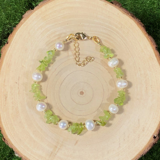 Armband aus natürlichen Süßwasserperlen und grünem Peridot, Kette aus 14-karätig vergoldetem Messing, handgefertigt.