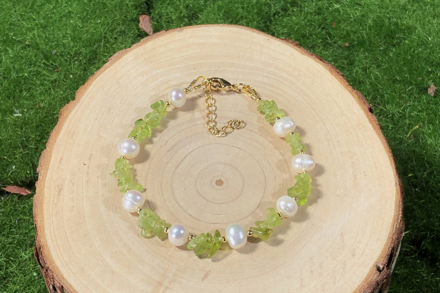 Armband aus natürlichen Süßwasserperlen und grünem Peridot, Kette aus 14-karätig vergoldetem Messing, handgefertigt.