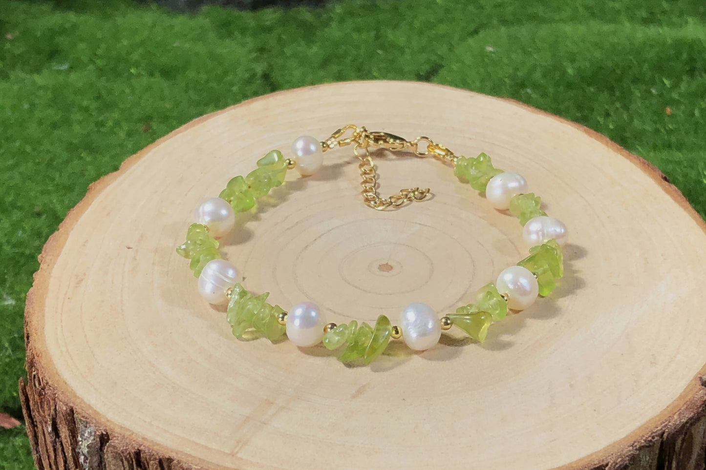 Armband aus natürlichen Süßwasserperlen und grünem Peridot, Kette aus 14-karätig vergoldetem Messing, handgefertigt.