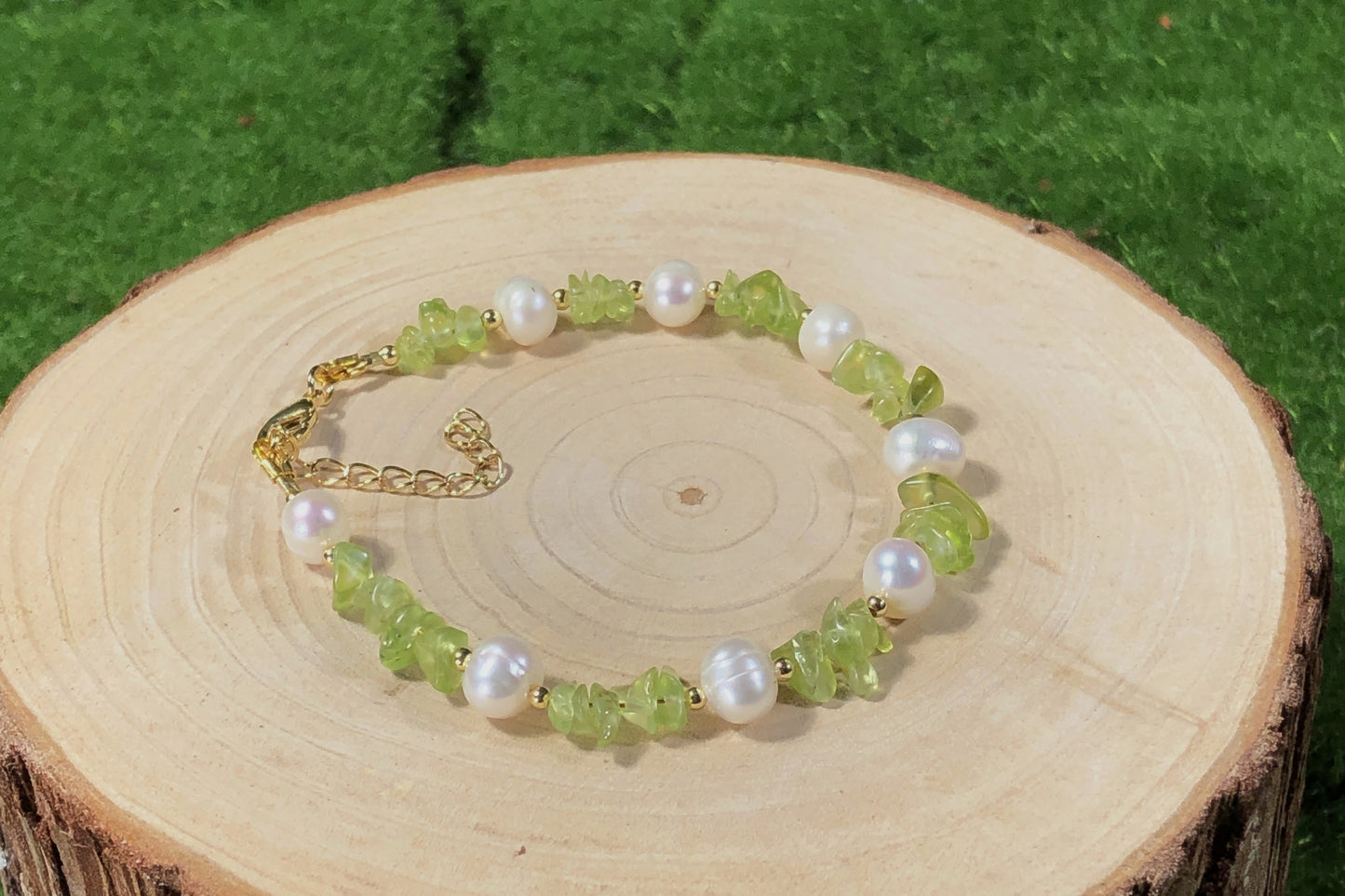 Armband aus natürlichen Süßwasserperlen und grünem Peridot, Kette aus 14-karätig vergoldetem Messing, handgefertigt.