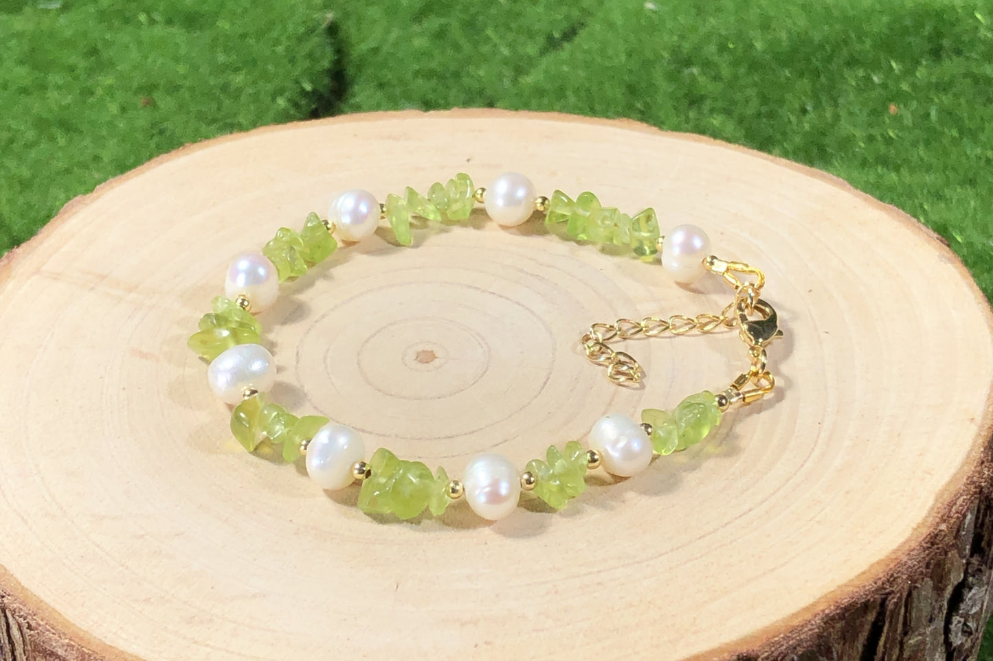 Armband aus natürlichen Süßwasserperlen und grünem Peridot, Kette aus 14-karätig vergoldetem Messing, handgefertigt.