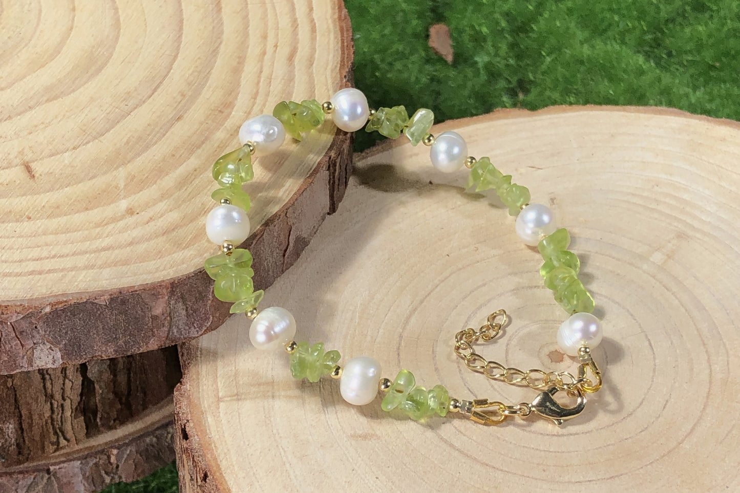 Armband aus natürlichen Süßwasserperlen und grünem Peridot, Kette aus 14-karätig vergoldetem Messing, handgefertigt.