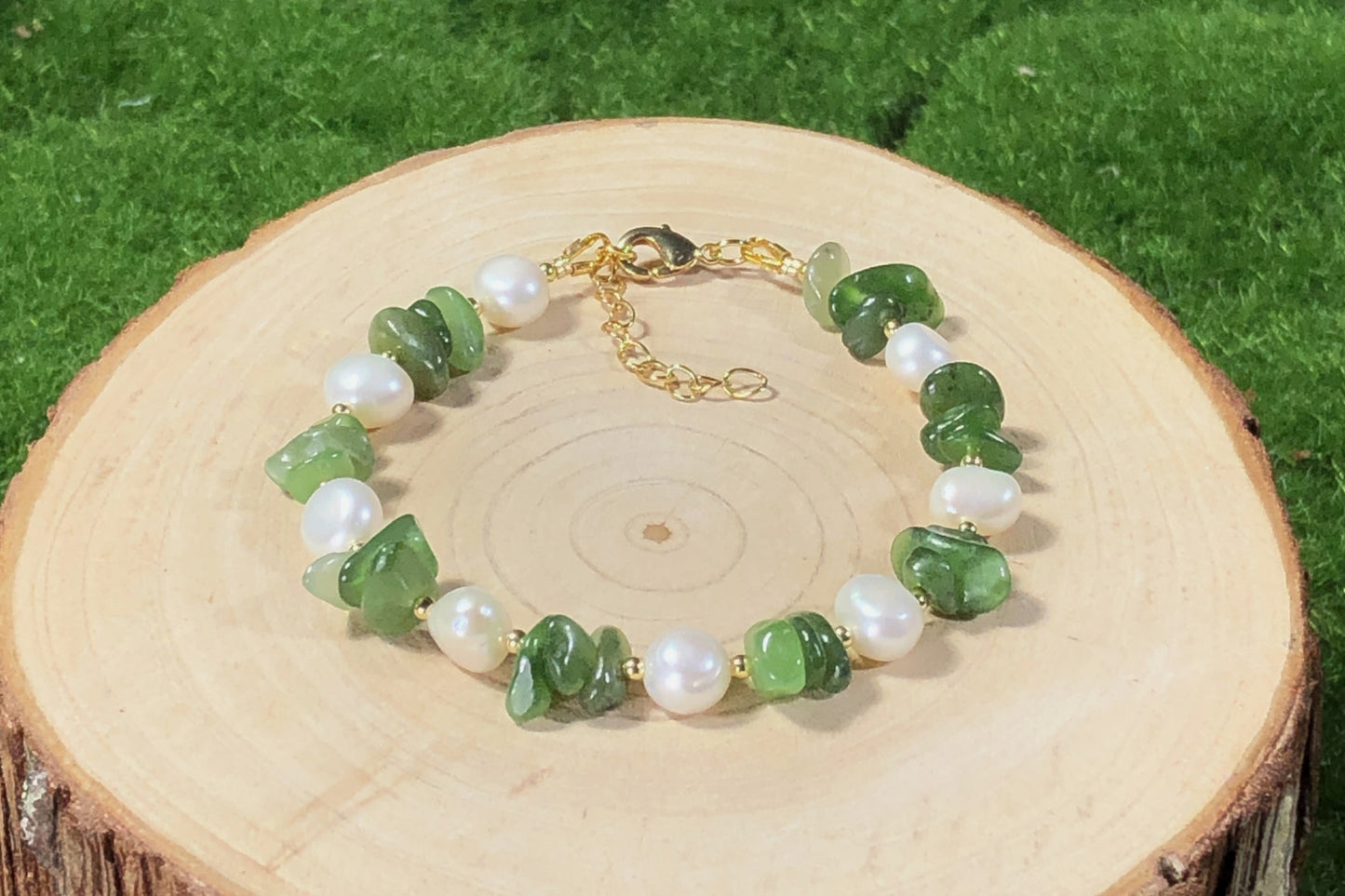 Armband aus natürlichen Süßwasserperlen und grünem Jade, 14-karätig vergoldete Kupferkette, handgefertigt.