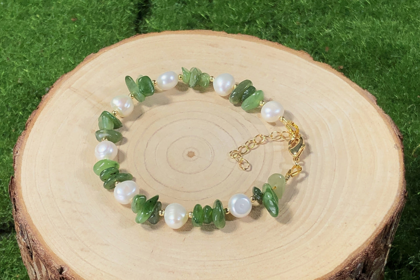 Armband aus natürlichen Süßwasserperlen und grünem Jade, 14-karätig vergoldete Kupferkette, handgefertigt.