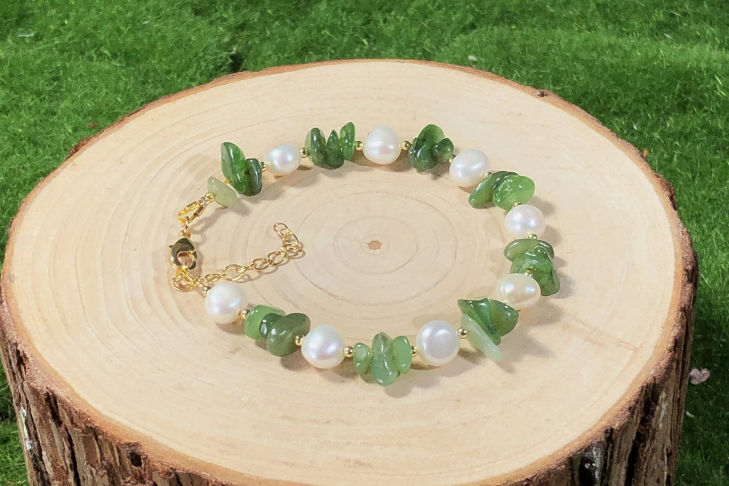 Armband aus natürlichen Süßwasserperlen und grünem Jade, 14-karätig vergoldete Kupferkette, handgefertigt.