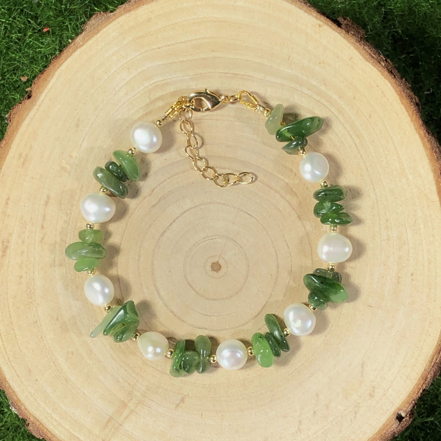 Armband aus natürlichen Süßwasserperlen und grünem Jade, 14-karätig vergoldete Kupferkette, handgefertigt.