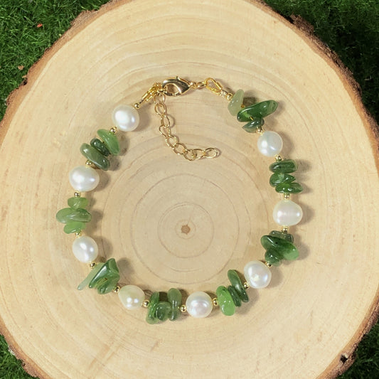 Armband aus natürlichen Süßwasserperlen und grünem Jade, 14-karätig vergoldete Kupferkette, handgefertigt.