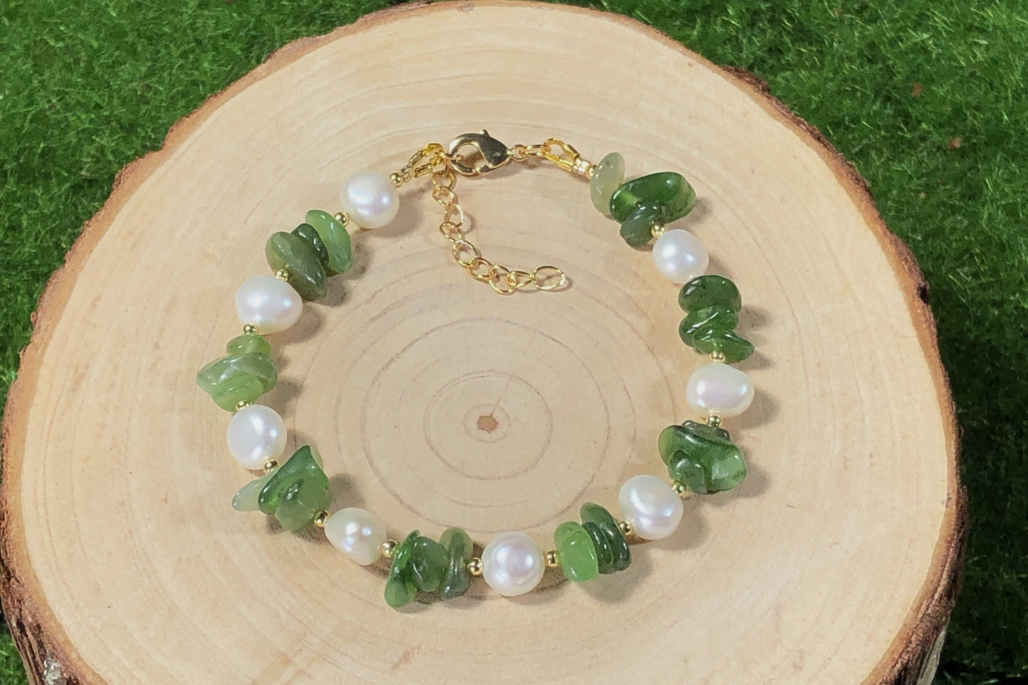 Armband aus natürlichen Süßwasserperlen und grünem Jade, 14-karätig vergoldete Kupferkette, handgefertigt.