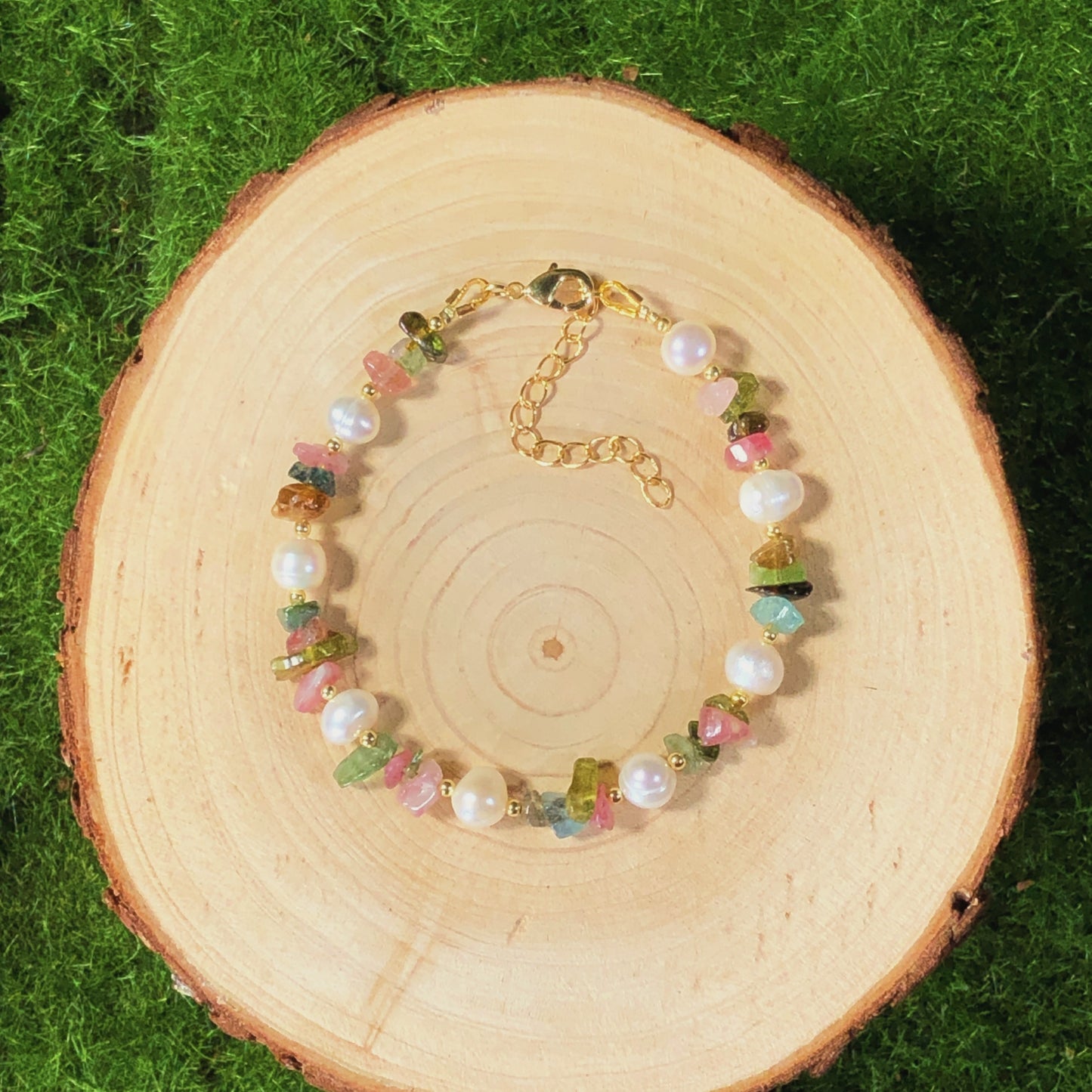 Armband aus natürlichen Süßwasserperlen und farbigem Turmalin, handgefertigt.