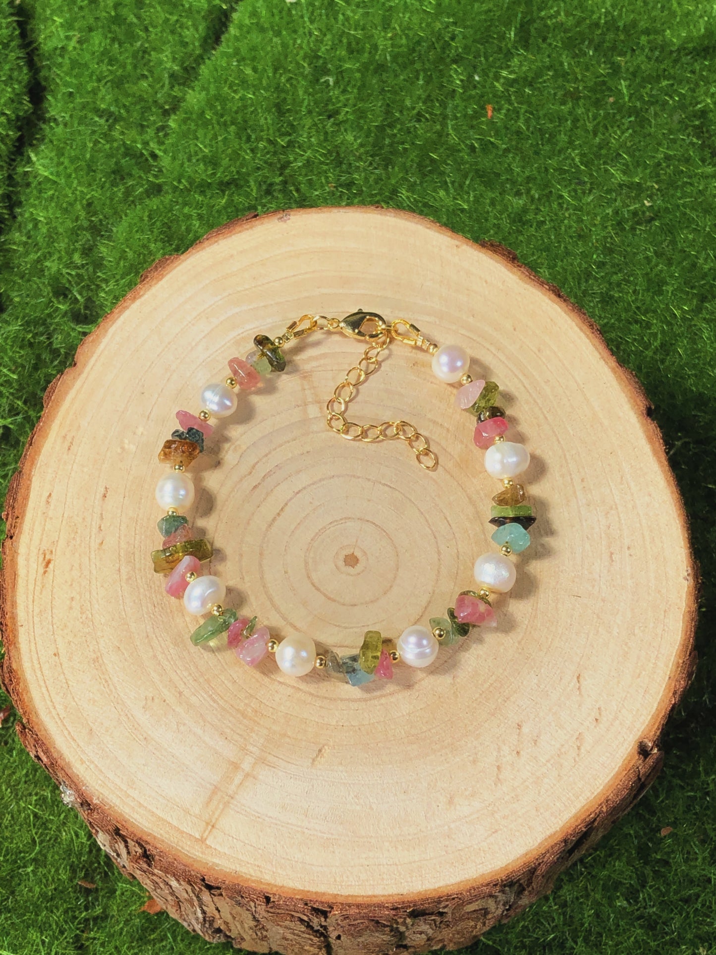 Armband aus natürlichen Süßwasserperlen und farbigem Turmalin, handgefertigt.