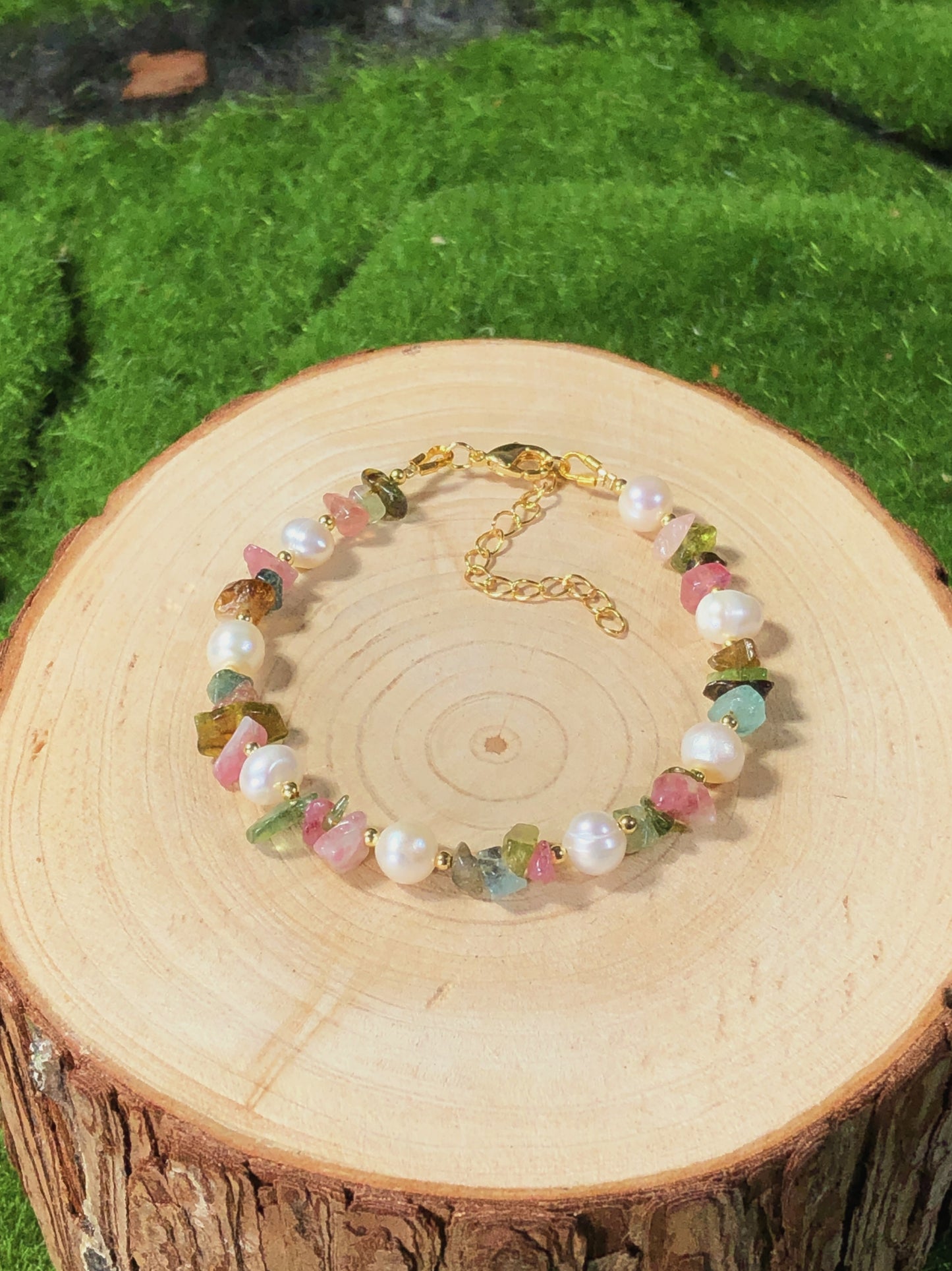 Armband aus natürlichen Süßwasserperlen und farbigem Turmalin, handgefertigt.