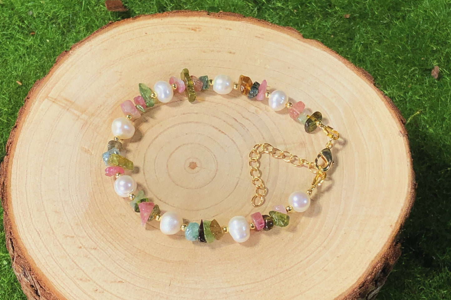 Armband aus natürlichen Süßwasserperlen und farbigem Turmalin, handgefertigt.