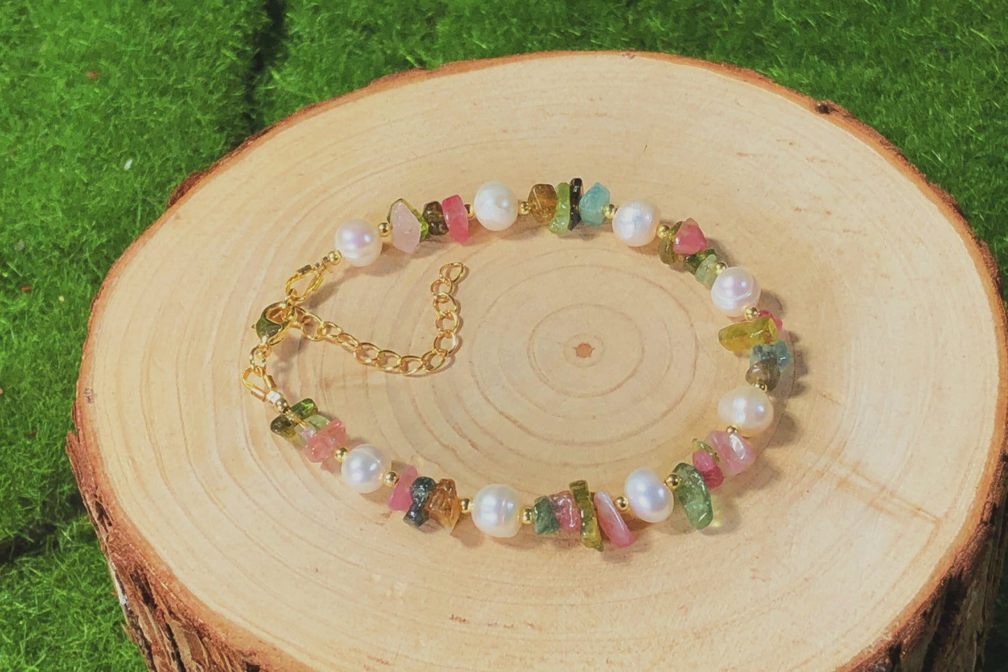 Armband aus natürlichen Süßwasserperlen und farbigem Turmalin, handgefertigt.