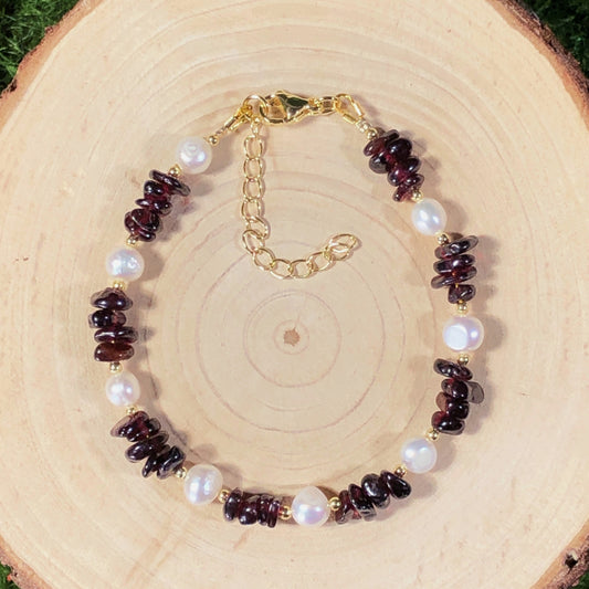 Armband aus natürlichen Süßwasserperlen und Granatkristallen, 14-karätig vergoldete Kupferkette, handgefertigt.