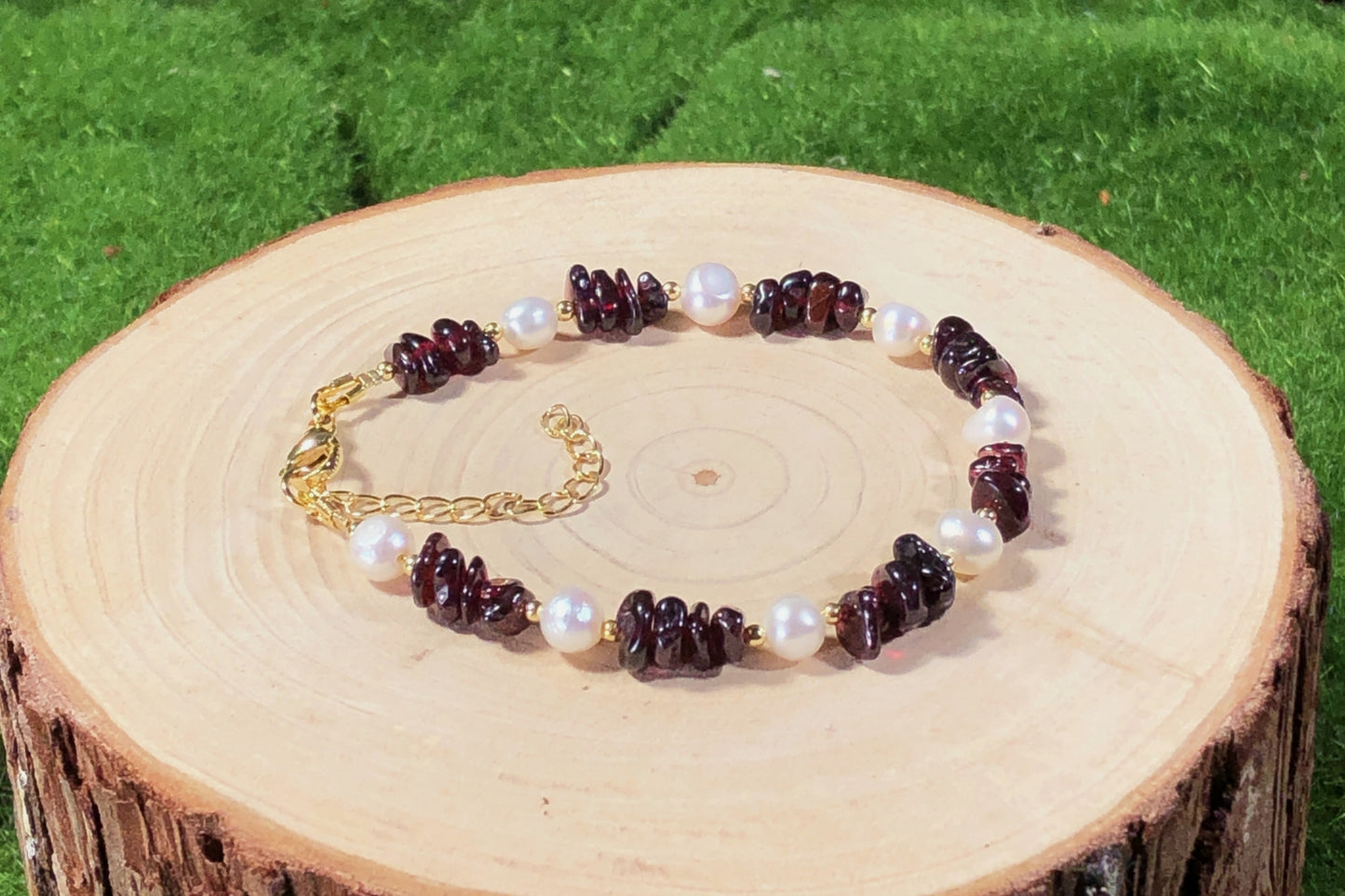 Armband aus natürlichen Süßwasserperlen und Granatkristallen, 14-karätig vergoldete Kupferkette, handgefertigt.