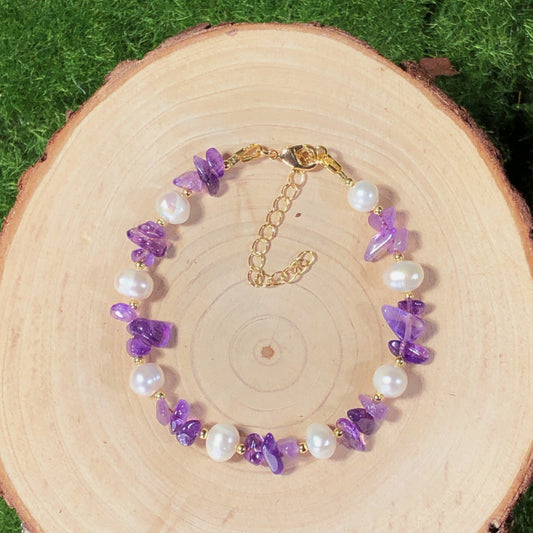 Armband aus natürlichen Süßwasserperlen und Amethysten, 14-karätig vergoldete Kupferkette, handgefertigt.