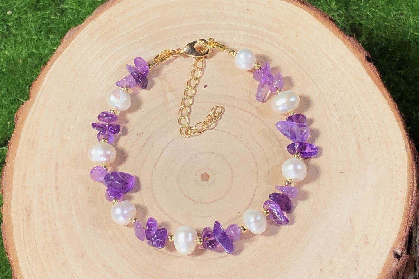 Armband aus natürlichen Süßwasserperlen und Amethysten, 14-karätig vergoldete Kupferkette, handgefertigt.