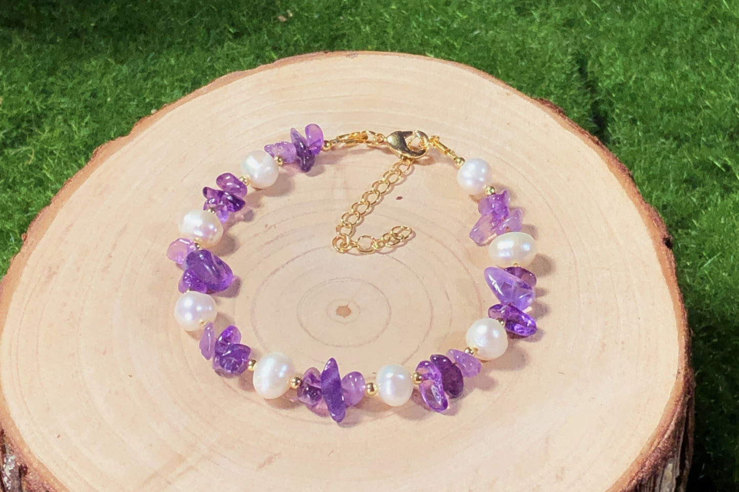 Armband aus natürlichen Süßwasserperlen und Amethysten, 14-karätig vergoldete Kupferkette, handgefertigt.