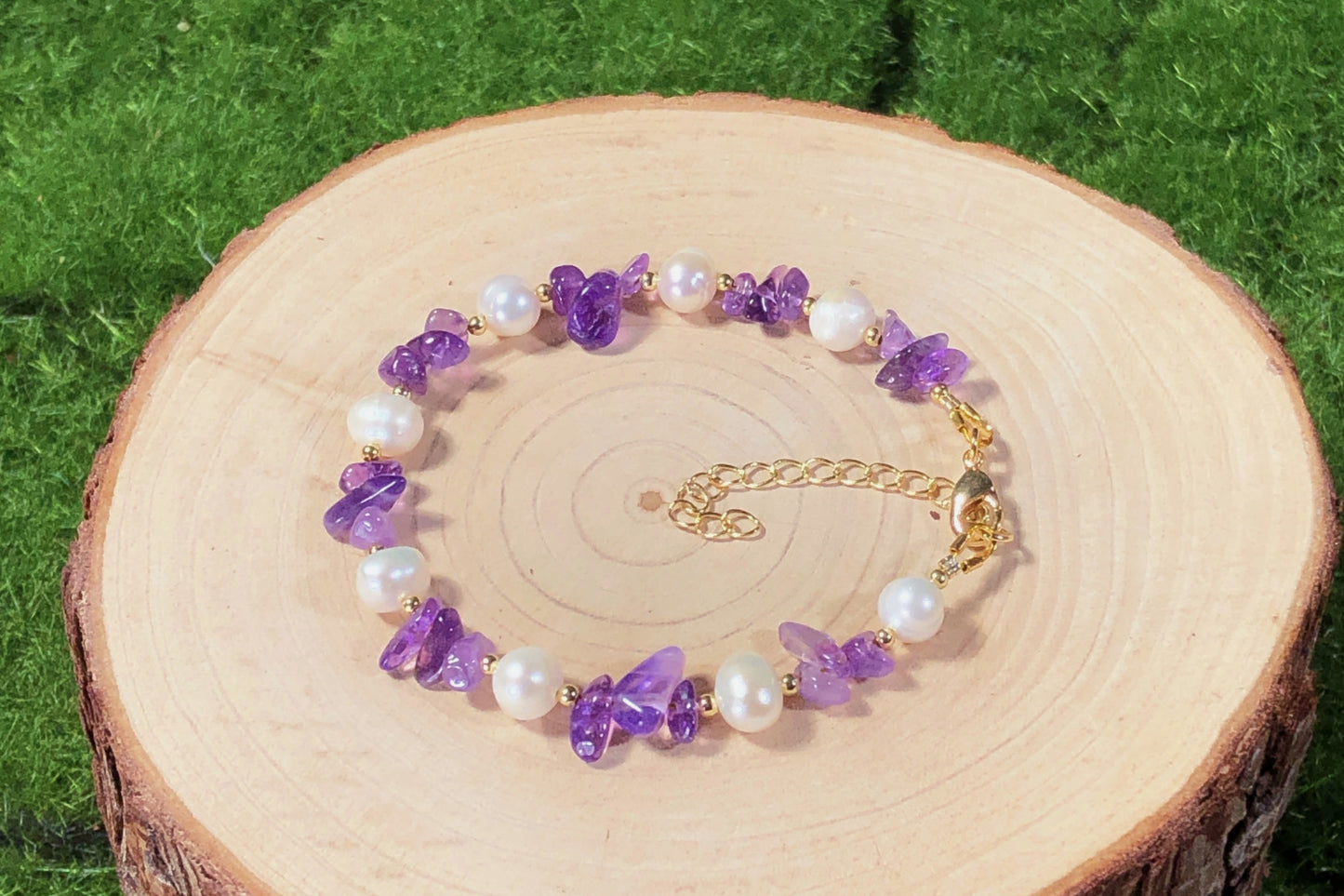 Armband aus natürlichen Süßwasserperlen und Amethysten, 14-karätig vergoldete Kupferkette, handgefertigt.