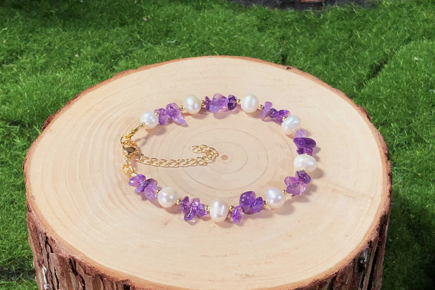 Armband aus natürlichen Süßwasserperlen und Amethysten, 14-karätig vergoldete Kupferkette, handgefertigt.