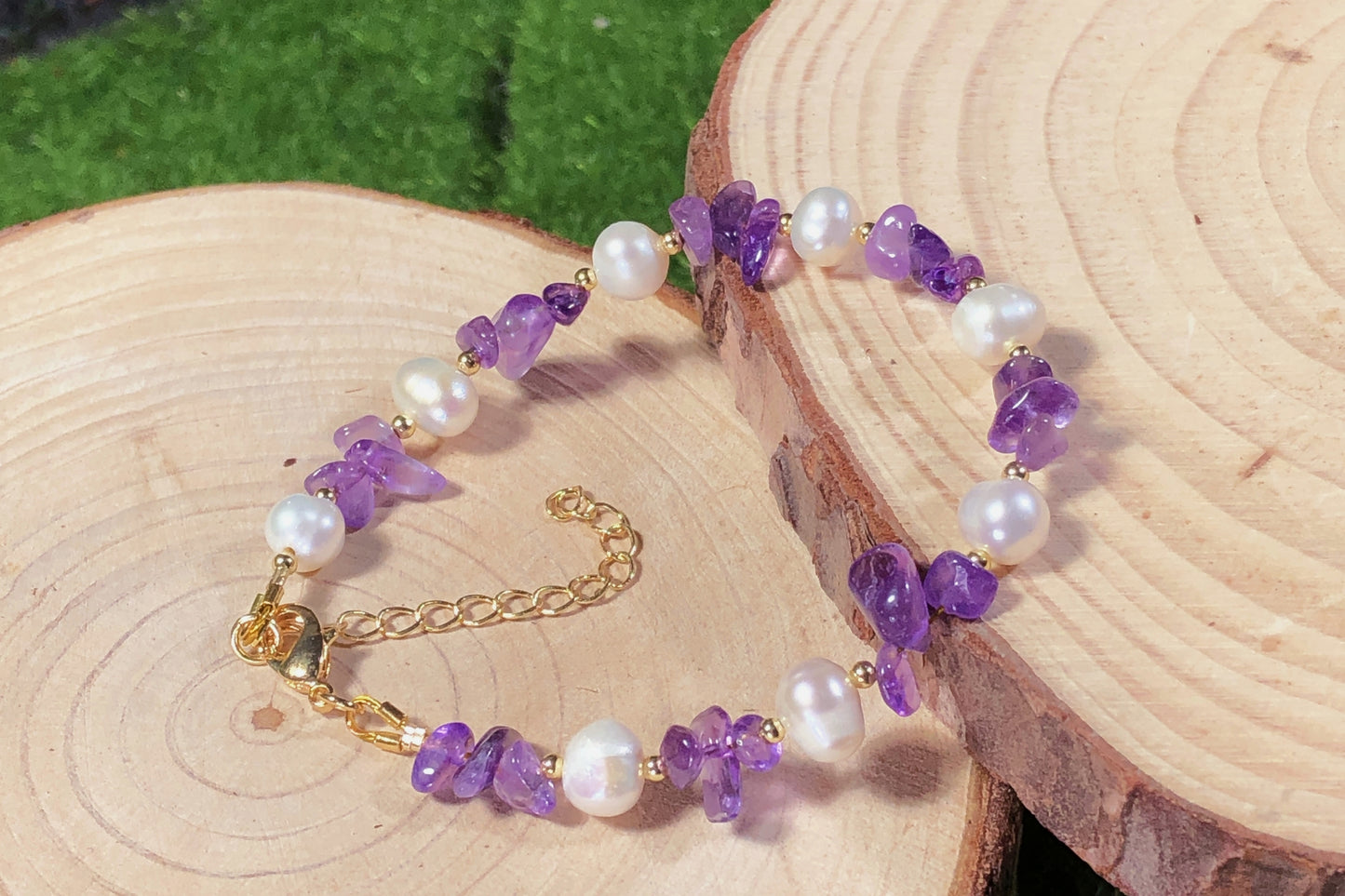 Armband aus natürlichen Süßwasserperlen und Amethysten, 14-karätig vergoldete Kupferkette, handgefertigt.