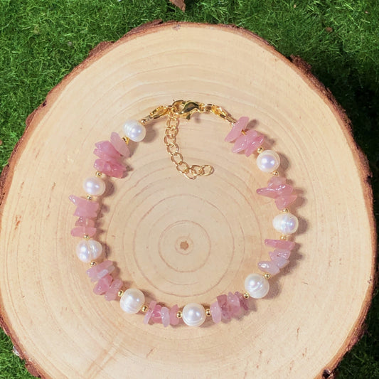 Armband aus natürlichen Süßwasserperlen und Rosenquarz, Kette aus 14-karätig vergoldetem Messing, handgefertigt.
