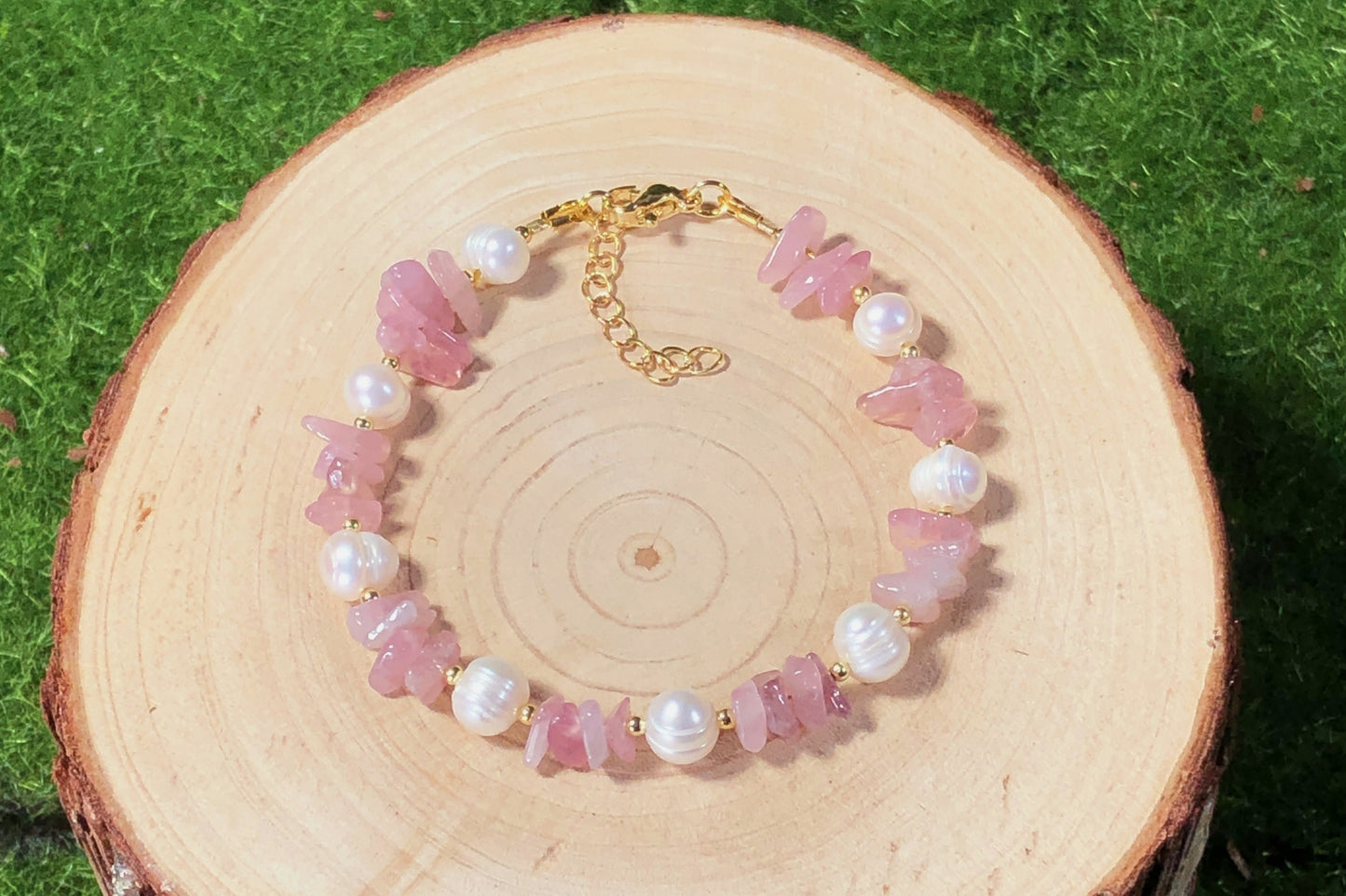Armband aus natürlichen Süßwasserperlen und Rosenquarz, Kette aus 14-karätig vergoldetem Messing, handgefertigt.