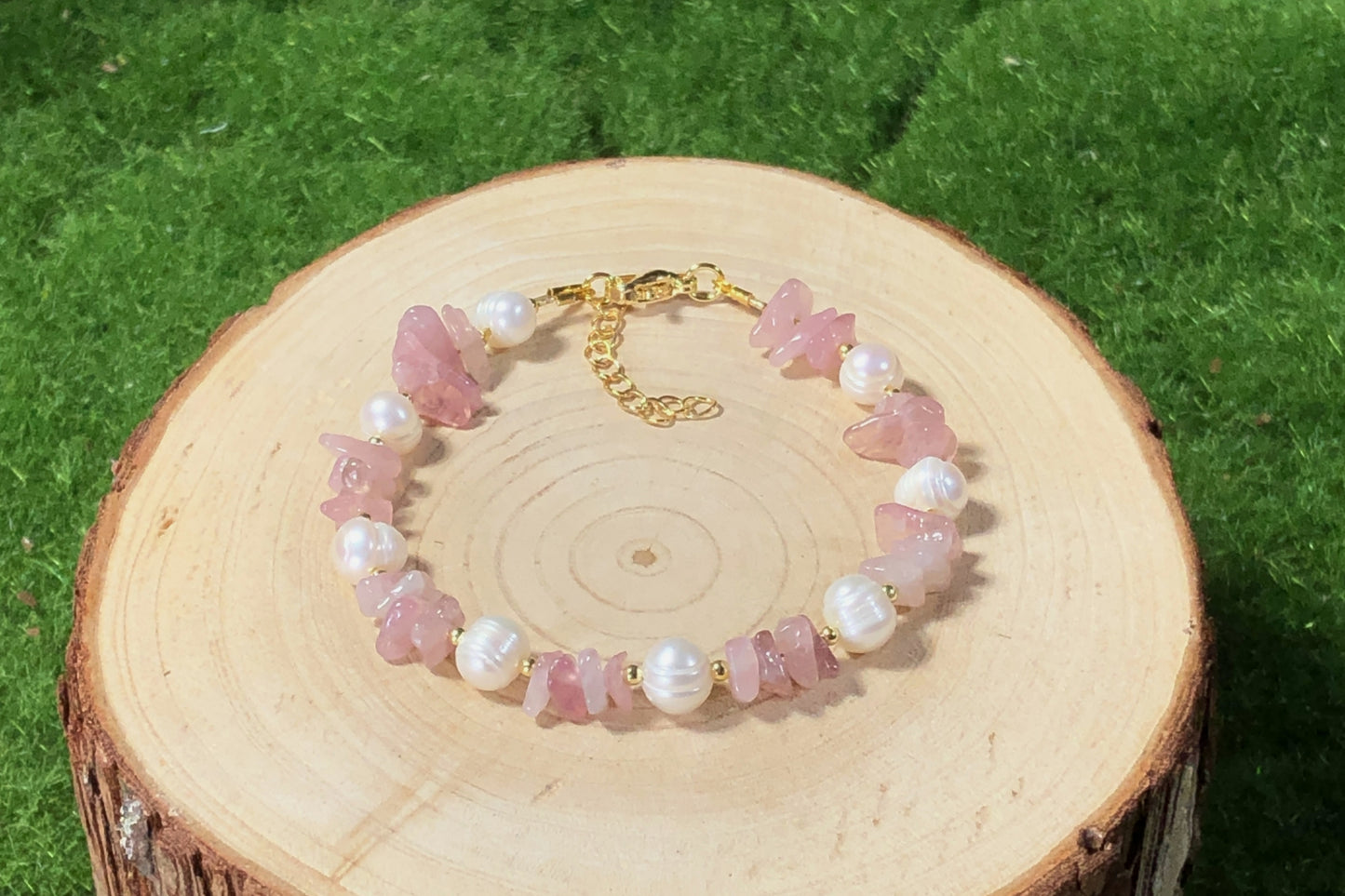 Armband aus natürlichen Süßwasserperlen und Rosenquarz, Kette aus 14-karätig vergoldetem Messing, handgefertigt.