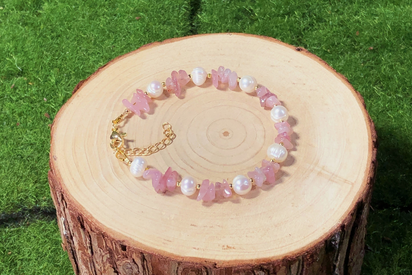 Armband aus natürlichen Süßwasserperlen und Rosenquarz, Kette aus 14-karätig vergoldetem Messing, handgefertigt.