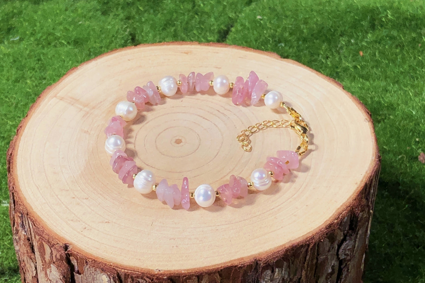 Armband aus natürlichen Süßwasserperlen und Rosenquarz, Kette aus 14-karätig vergoldetem Messing, handgefertigt.