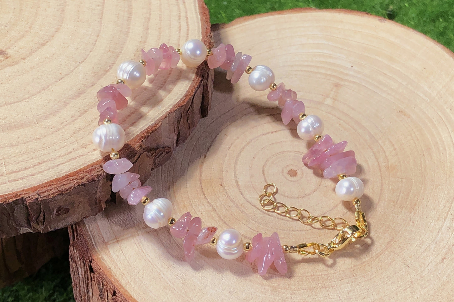 Armband aus natürlichen Süßwasserperlen und Rosenquarz, Kette aus 14-karätig vergoldetem Messing, handgefertigt.