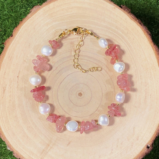 Armband aus natürlichen Süßwasserperlen und rotem Erdbeerkristall, 14-karätig vergoldete Kupferkette, handgefertigt.