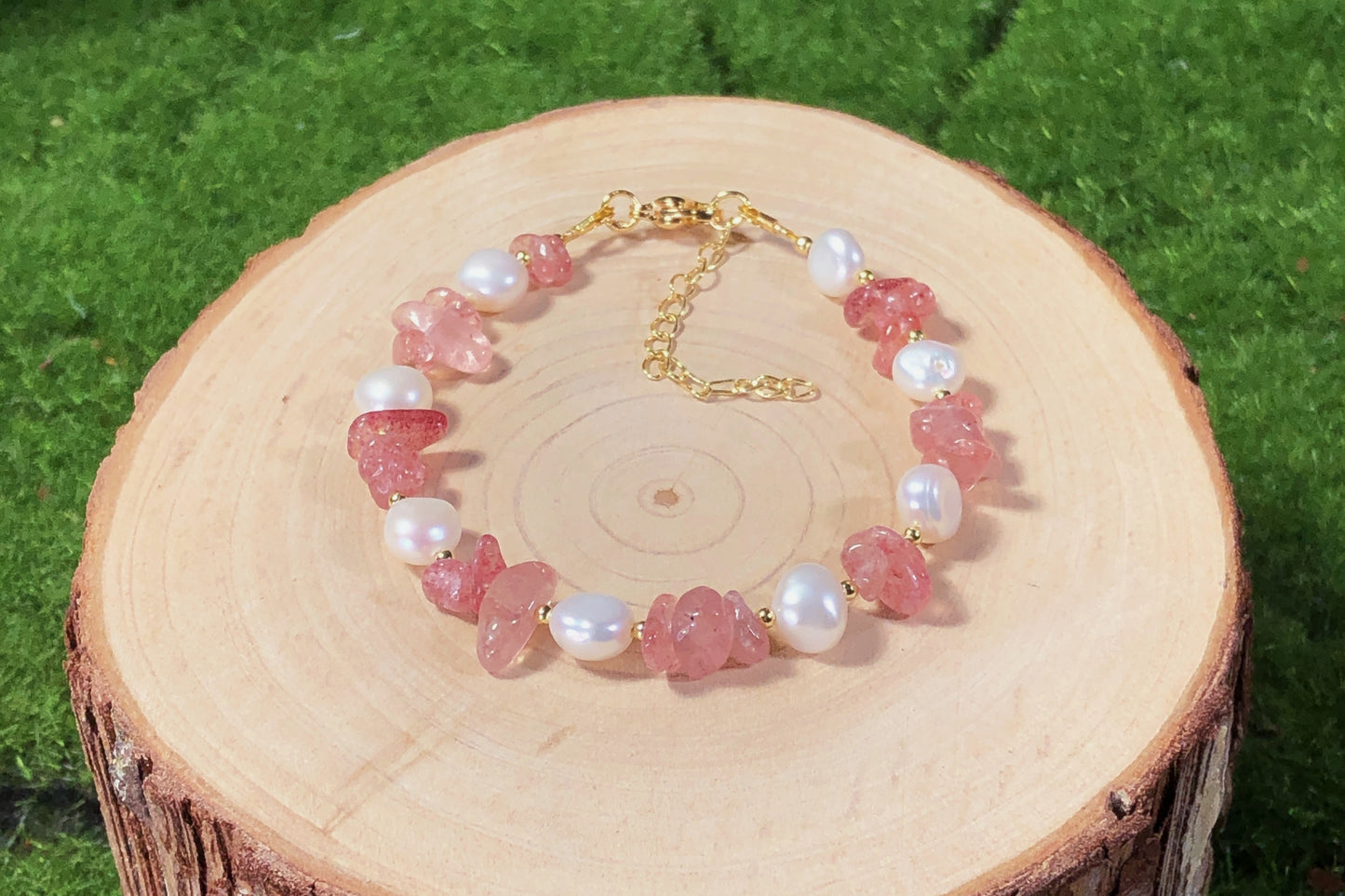 Armband aus natürlichen Süßwasserperlen und rotem Erdbeerkristall, 14-karätig vergoldete Kupferkette, handgefertigt.