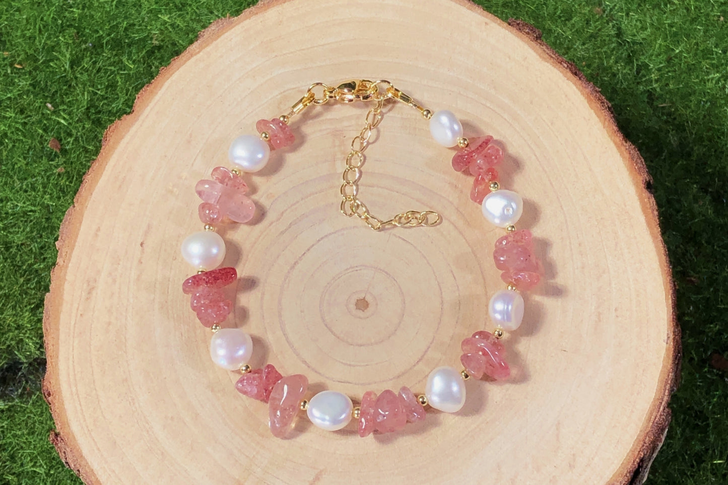 Armband aus natürlichen Süßwasserperlen und rotem Erdbeerkristall, 14-karätig vergoldete Kupferkette, handgefertigt.
