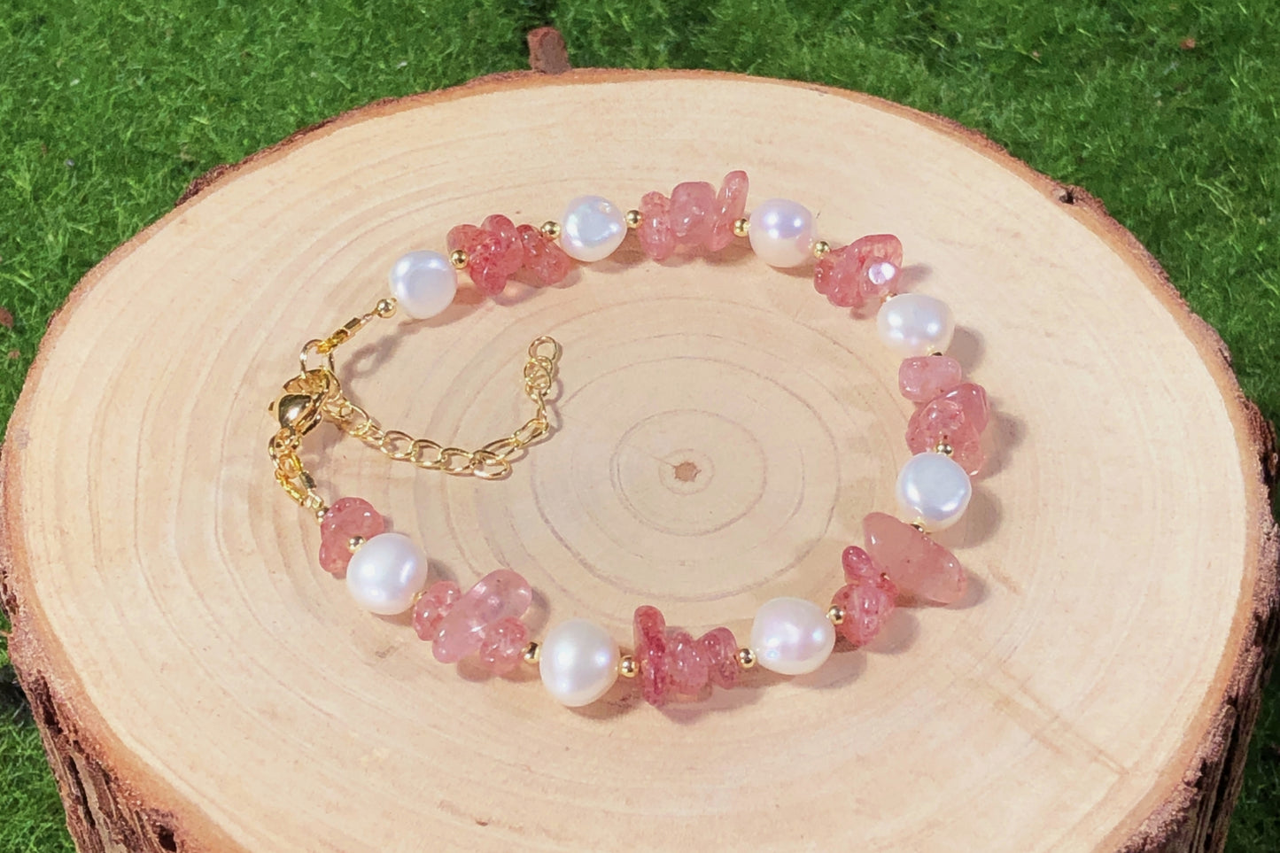 Armband aus natürlichen Süßwasserperlen und rotem Erdbeerkristall, 14-karätig vergoldete Kupferkette, handgefertigt.