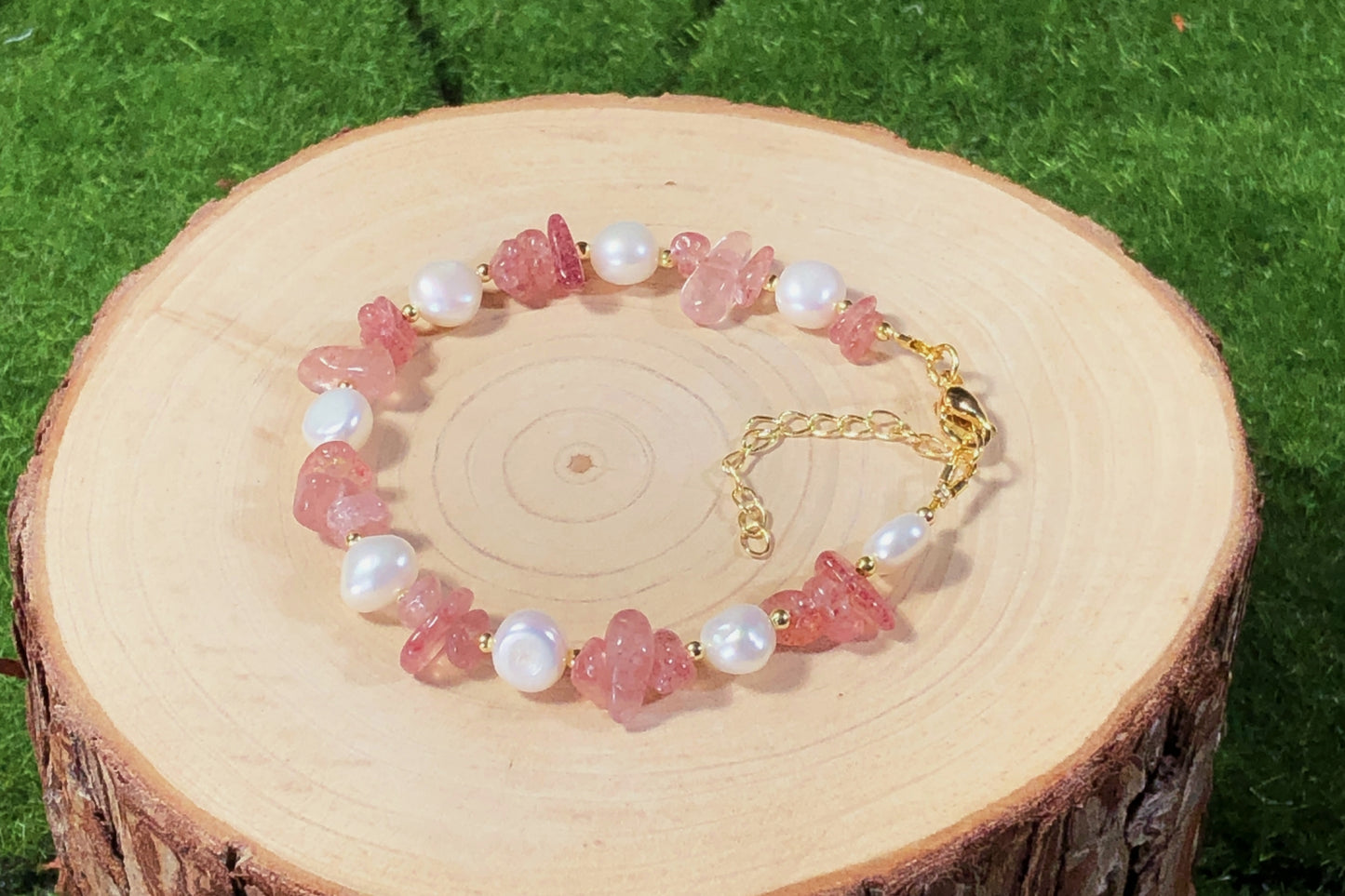 Armband aus natürlichen Süßwasserperlen und rotem Erdbeerkristall, 14-karätig vergoldete Kupferkette, handgefertigt.