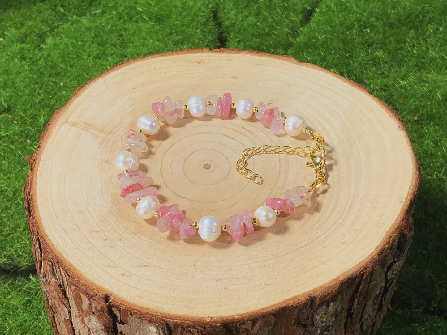 Armband aus natürlichem Süßwasserperlen-Kirschblütenachat, handgefertigt.