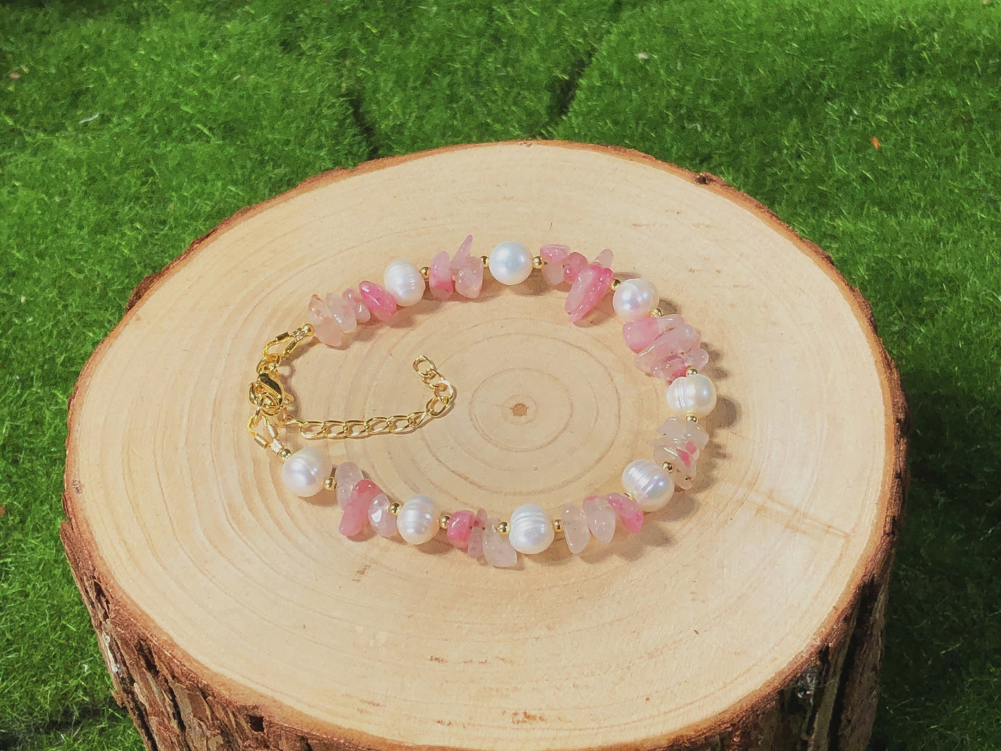 Armband aus natürlichem Süßwasserperlen-Kirschblütenachat, handgefertigt.